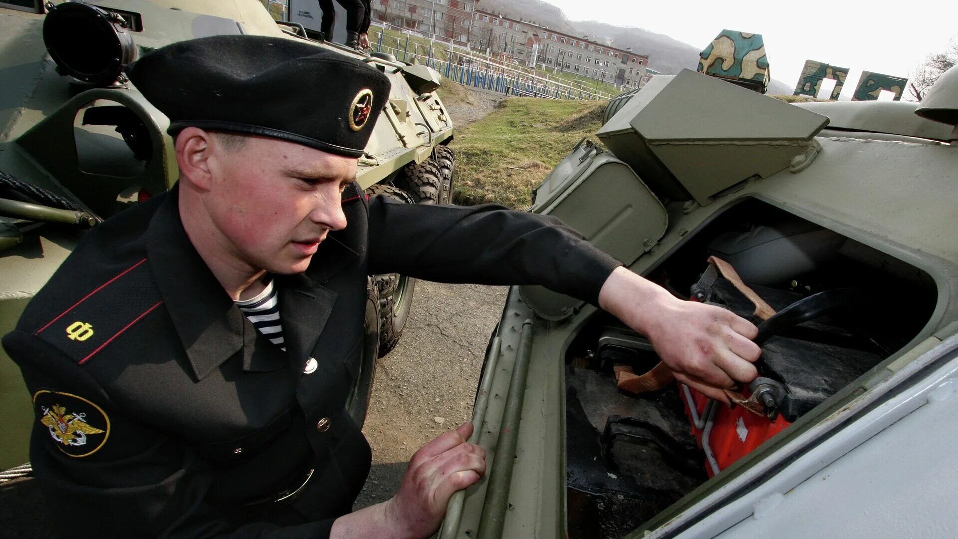 Водителю военного автомобиля. Военный Автомобилист. Военный водитель. Водитель морской пехоты. День военного автомобилиста.