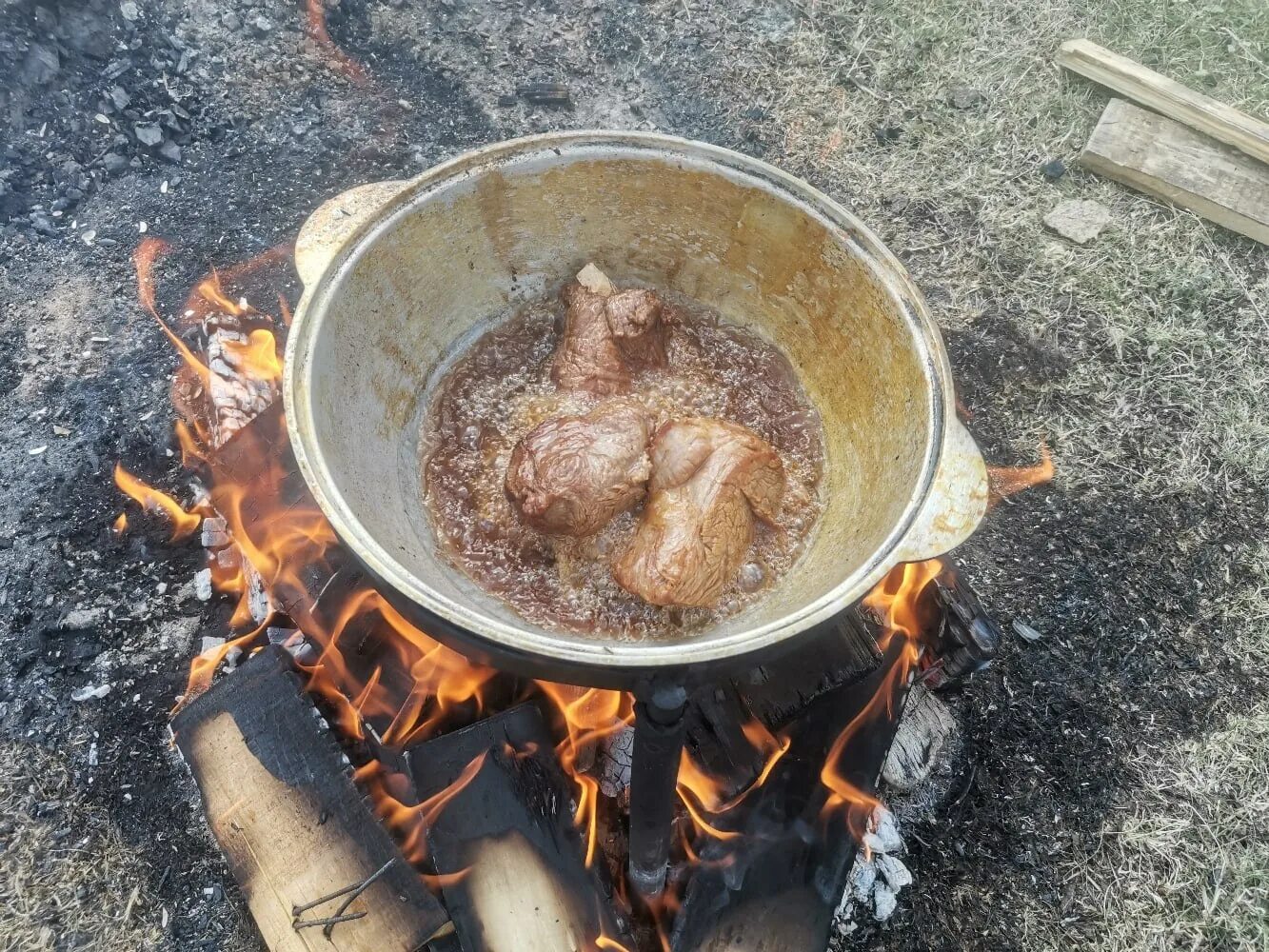Креветки в казане на костре. Казан на костре. Картошка с овощами в казане. Жарим в казане на костре. Жарим в казане на костре.
