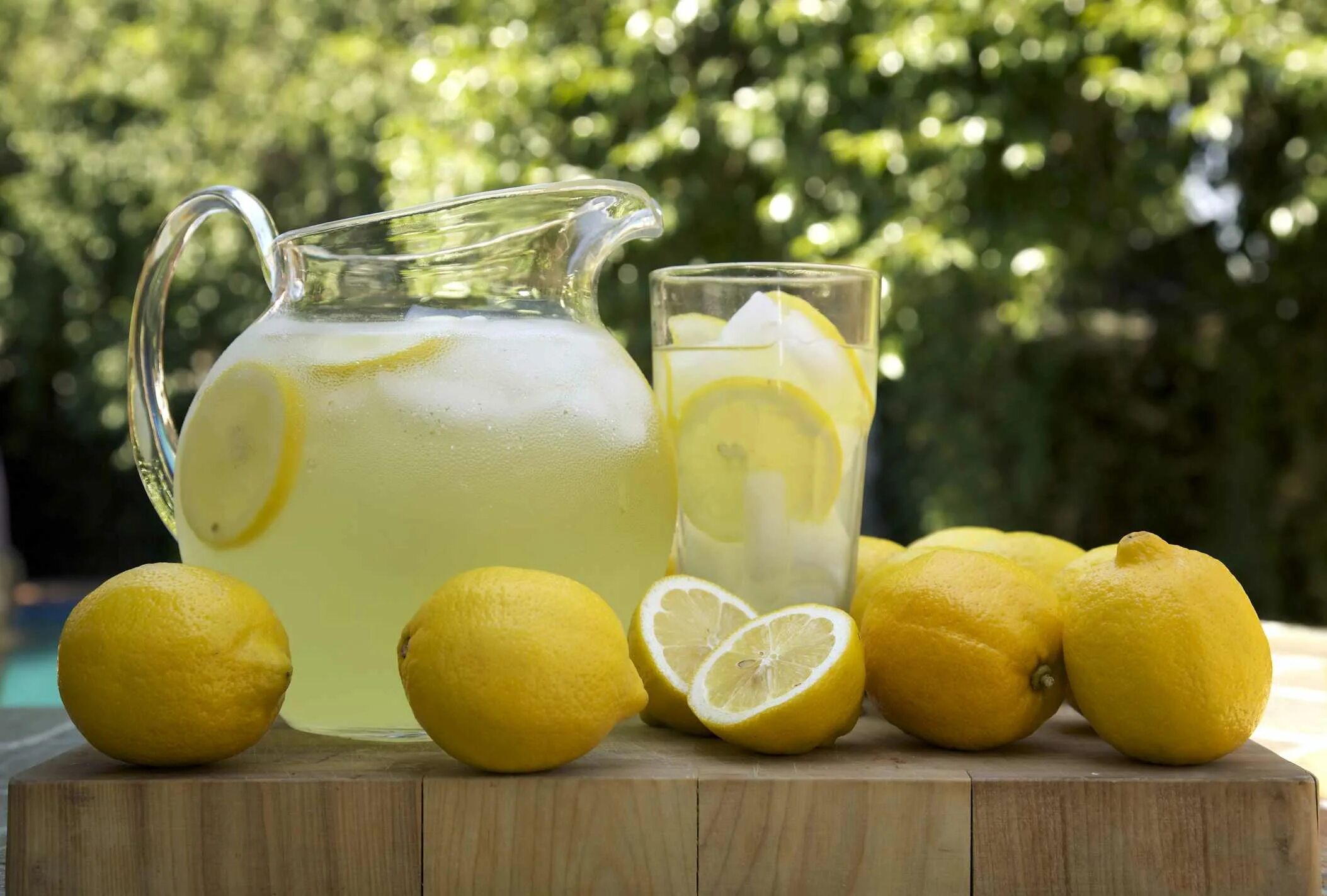 Вода лимон сахар лимонад. Limonata. Лимонад Лемонс. Напиток Лемон Лемон. Лимонный напиток турецкий лимонад.