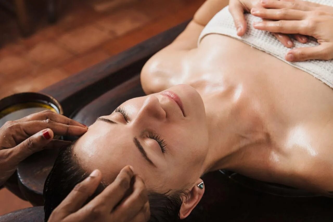 Hairy massage. Массаж лица. Аюрведический массаж. Тайский массаж головы. Абьянга массаж.