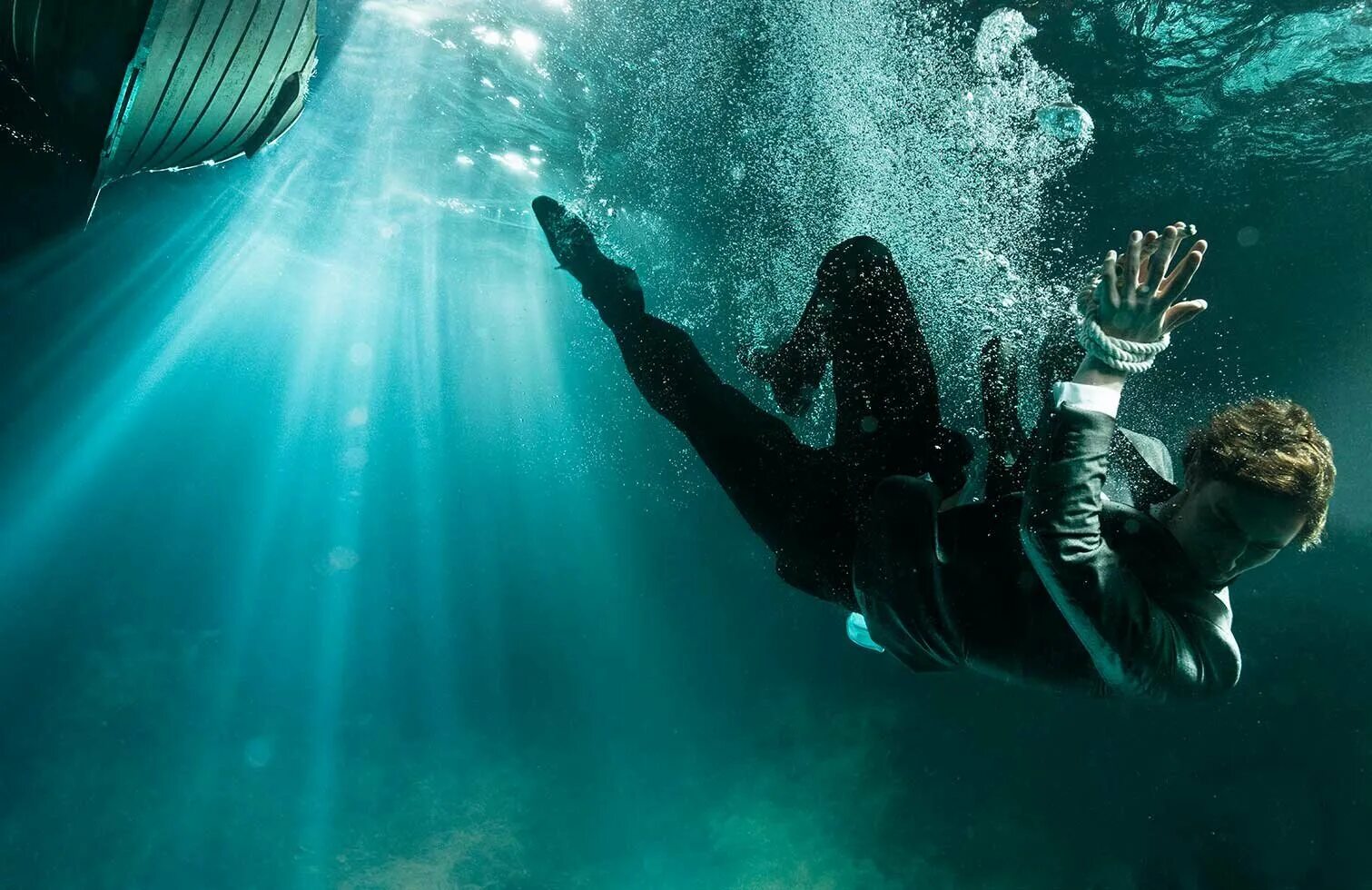 Погрузиться на дно океана. Фотограф Зена Холлоуэй. Человек под водой. Тонет под водой. Парень под водой.