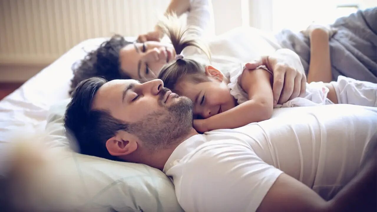 Образ мамы возле кроватки. Совместный сон ребенка с родителями. In my parents bed. Ребенок в кровати с родителями. Ребенок в кроватке.