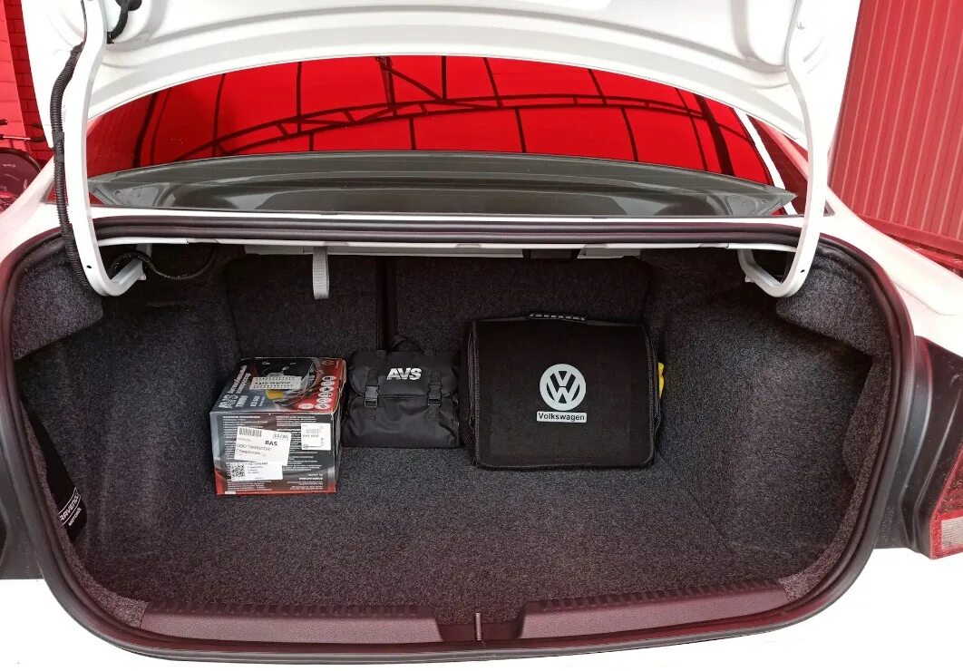 Багажник нижний новгород купить. Багажник VW Polo sedan. VW Polo sedan 2011 багажник. Фольксваген поло 5 багажник. Volkswagen Polo sedan багажник.