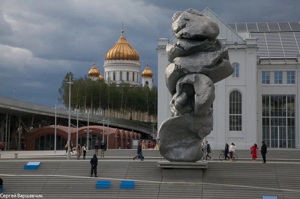 Памятник в Москве на Болотной набережной Урса Фишера. Урс Фишер скульптура на Болотной набережной. Урс Фишер памятник в Москве. Скульптура Урса Фишера на Болотной площади. Болотная глина