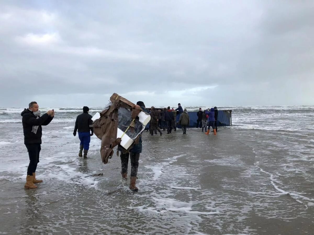 Вынесло на берег. Волна прибивает к берегу. Выброшенные на берег контейнера. Северное море Нидерланды. Вещи прибитые после шторма на берегу.
