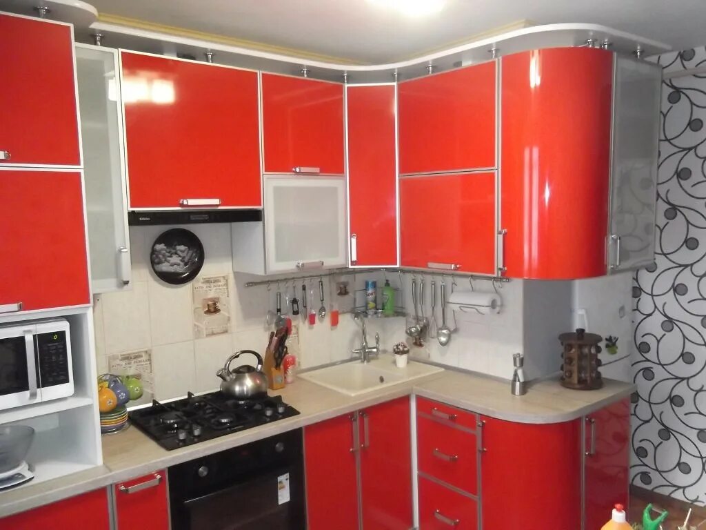 Кухни саранск. Красная кухня в хрущевке. Угловая кухня в хрущевке красная. Красный кухонный гарнитур в хрущевке. Красные кухни в хрущевку угловые.