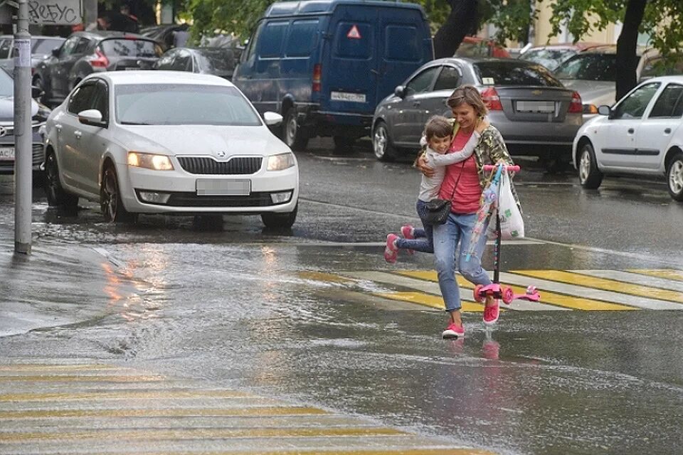 пермь апрель. пешеходы по лужам. апрельские лужи. пешеходы по лужам. пешеходный по лужам.