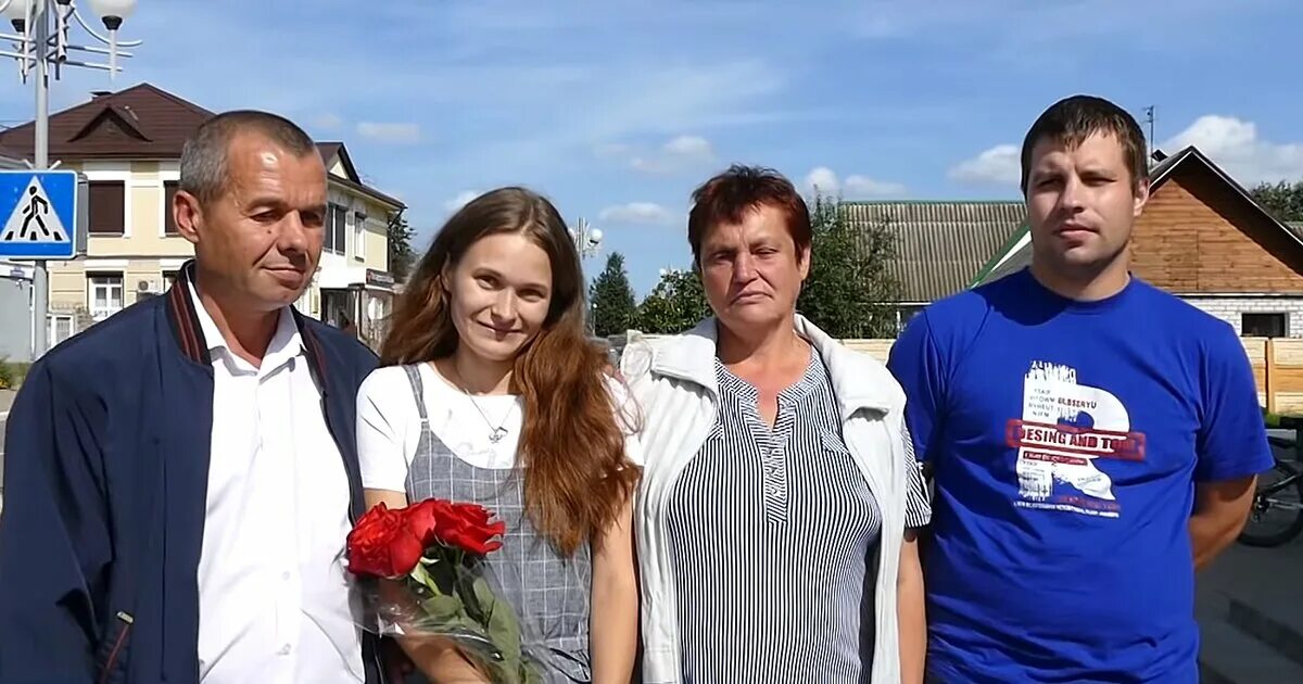 Дочь нигде не работает. Родители в 20 лет. отец и дочь спустя 20 лет.