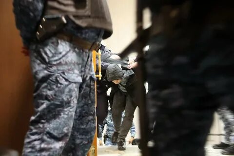 Террориста пытают без штанов