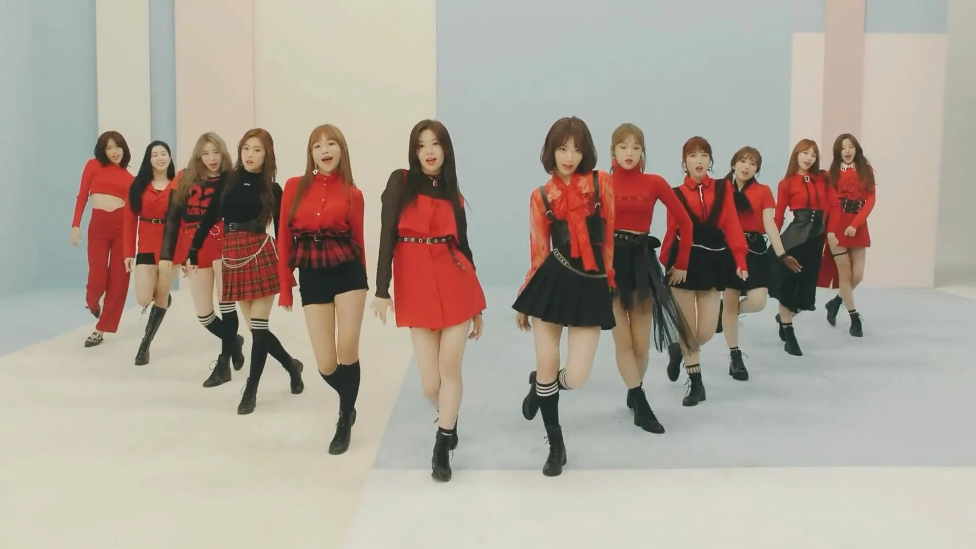 Izone ot12. Группа iz*one. Vie en Rose-iz*one участницы. Izone костюмы.