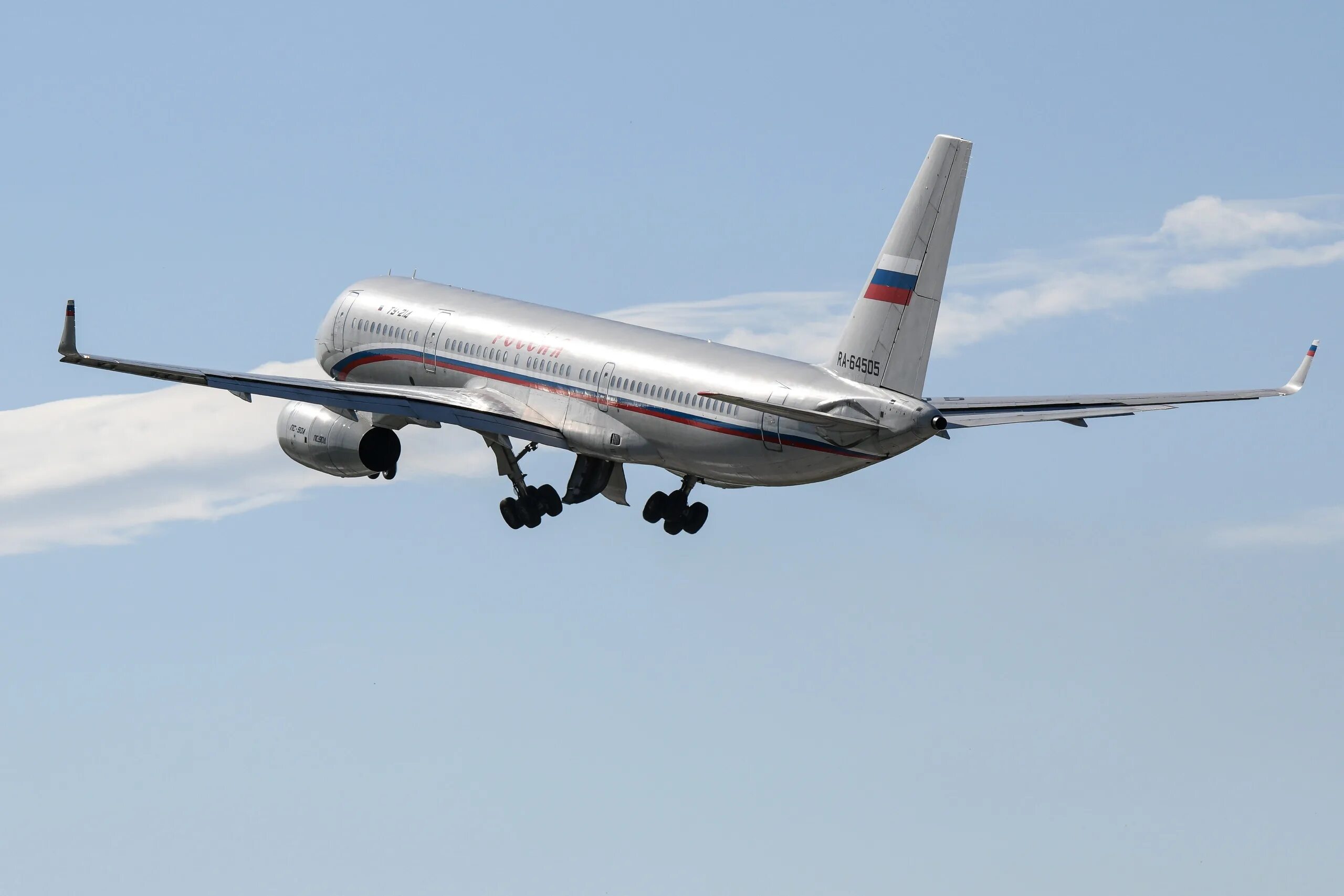Какая страна выпускает самолет ту 204. Ту 214 самолет. ту 214 red wings. ту-214 пассажирский самолёт фото. икар авиакомпания.