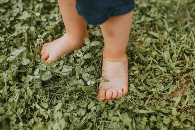 Ребенок босиком по траве. Ножки по дорожке. Красивые ноги. Дети босиком по лесу. Детские босые ноги на траве.