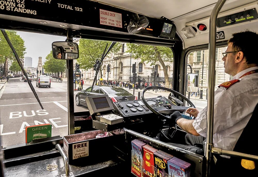 How much is the bus. Водитель автобуса. Водитель автобуса Лондон. Водитель автобуса в Великобритании. Водительское место в автобусе.
