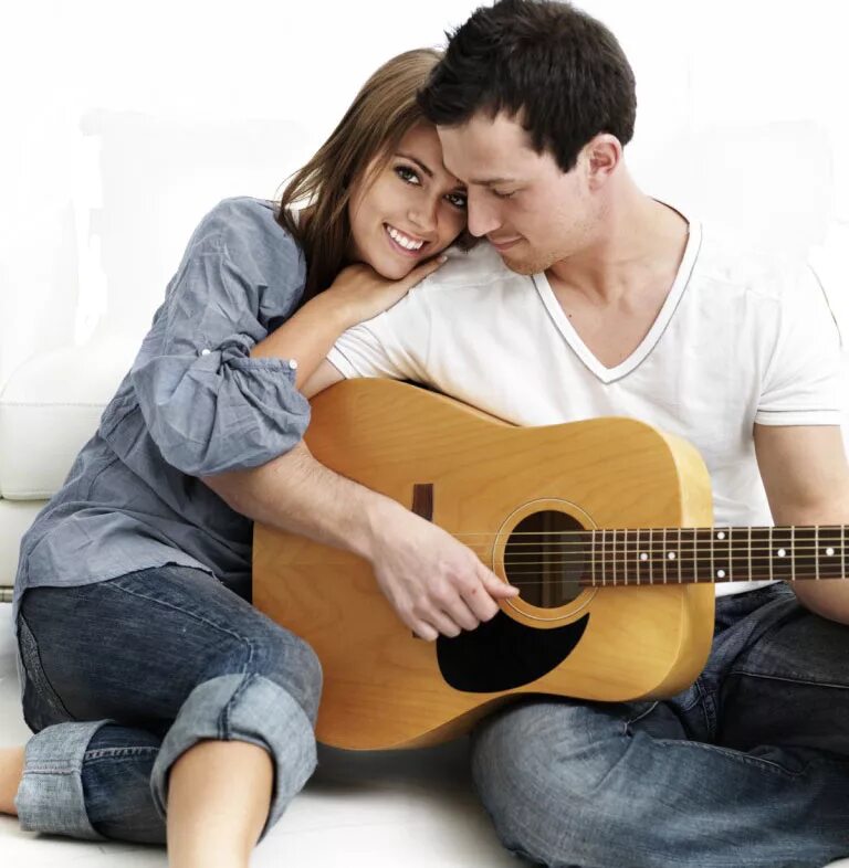 Девушка гитарист. Девушка гитарист. Парень с гитарой и девушка. Пара играющая на гитаре. Поют под гитару.