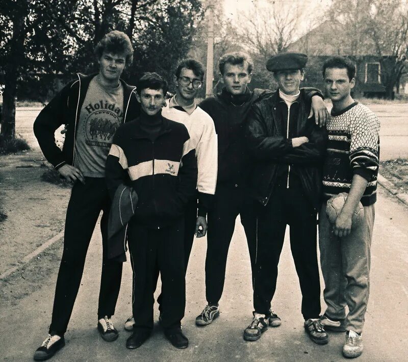 Спорт 90 х. Спортивные костюмы 90-х годов. Братки в спортивных костюмах. Братки 90-х.