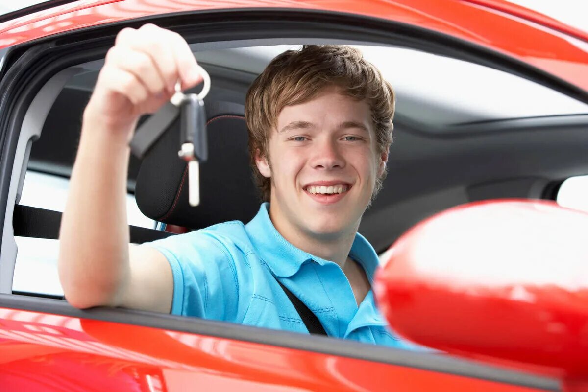 Вождение автомобиля первый. Вождение машины. Подросток за рулем. Подростокза рулём автомобиля. Человек с ключами от машины.