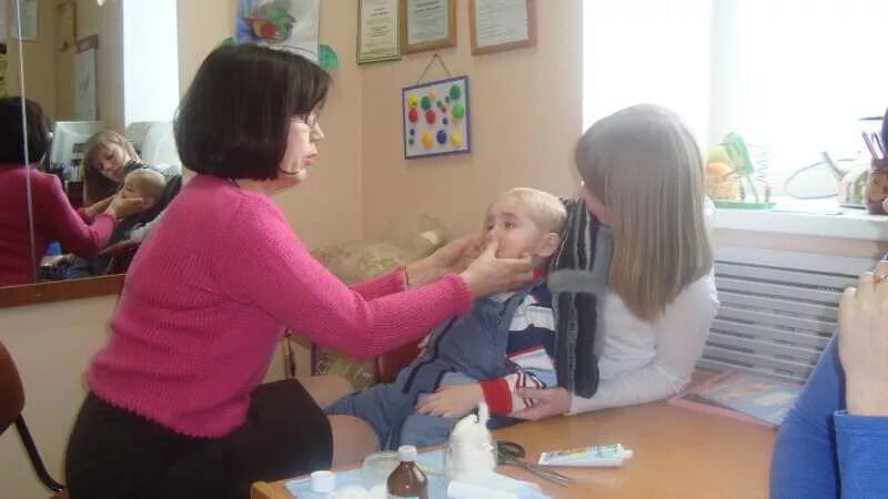 Дцп работа логопеда. Занятия с логопедом. занятия логопеда с детьми дцп. логопедическое занятие для ребенка с дцп. ребенок с дцп у логопеда.