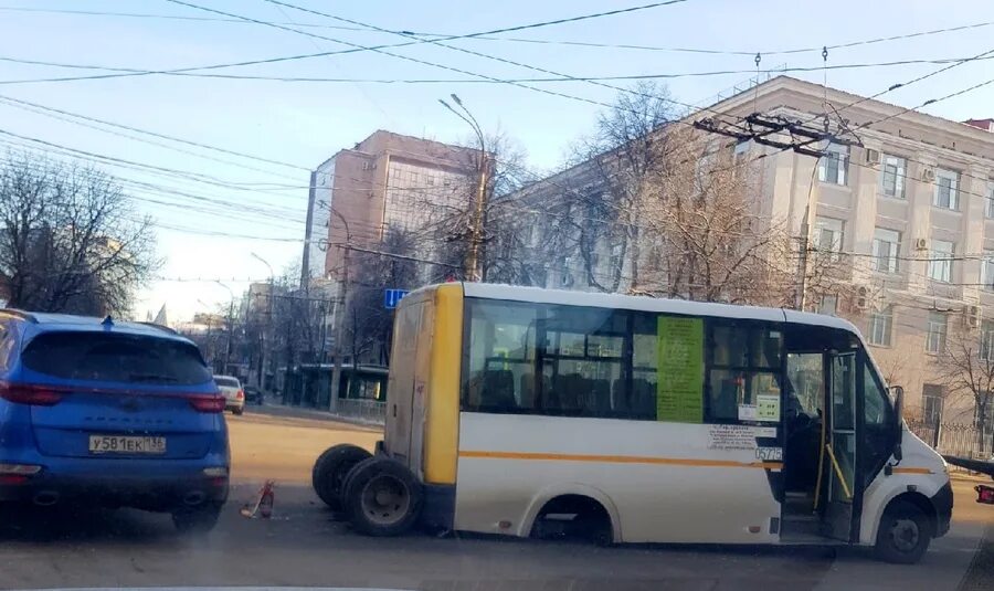 Маршрутка. Маршрутки Воронеж. Воронежские маршрутки. В Воронеже у автобуса отвалился мост. 37 маршрутка воронеж