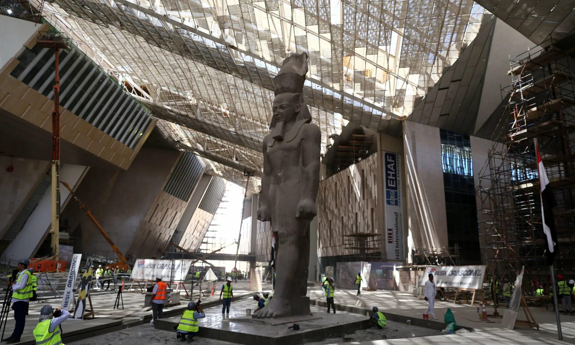 Открыли новый музей. Большой Египетский музей Гиза. Гранд музей в Каире. Новый музей в Каире. Музей в Каире Египет новый.