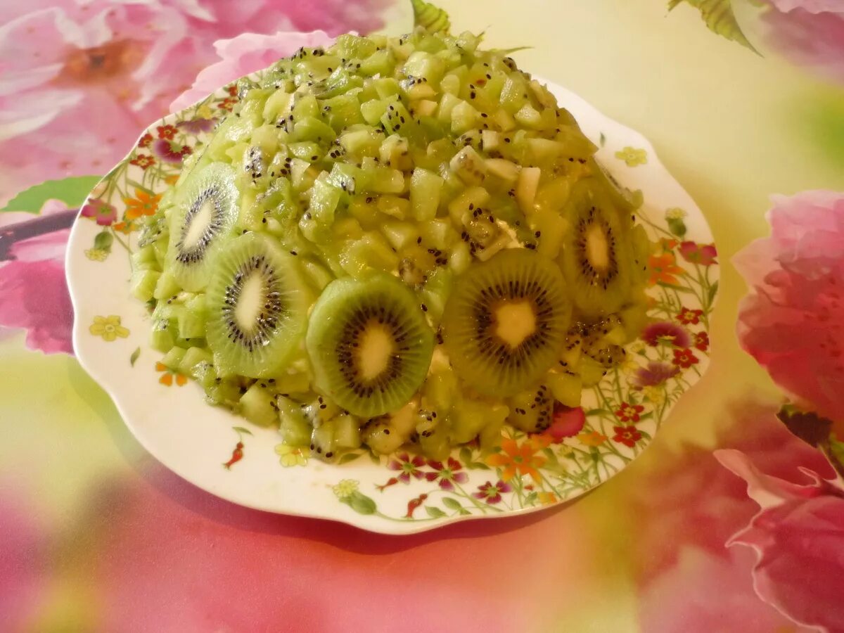 салат с киви и курицей. новогодние салаты порционные. салат с киви грецкими орехами и курицей. салат с киви и курицей и черносливом.