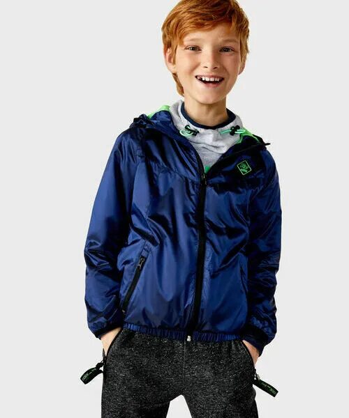 Плотный мальчик. Ветровка для мальчика Остин Энерджи. O’stin куртка. Для мальчиков куртка o'stin. Ветровка детская Остин bj8m51n8.