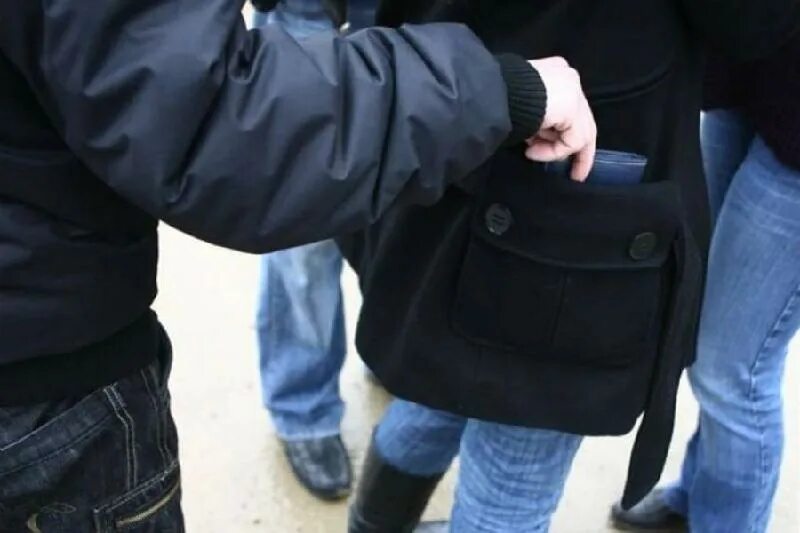 вор карманник. кража в автобусе. профессиональный карманник. вор карманник. кражи в общественных местах.