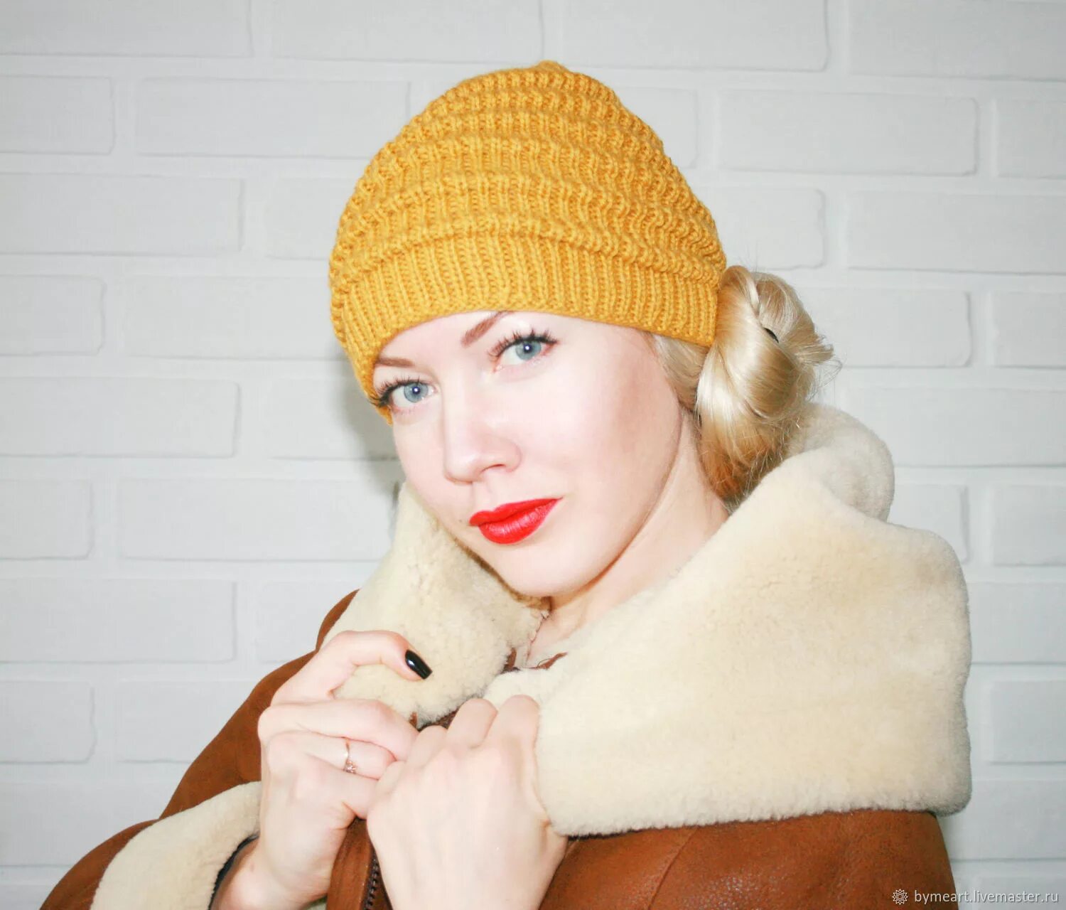 Вязка волны для шапки. Голубая шапка крупной вязки. Узор для шапки волна. Шапка "волна". Шапка волны.