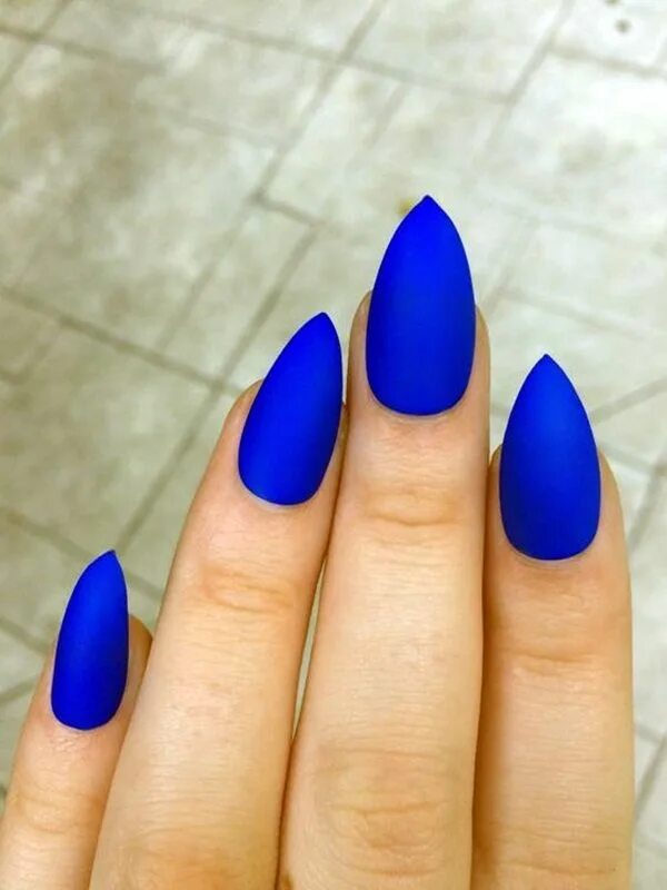 Синие ногти миндаль. Матовые, стилет, миндаль черные синие. Матовые ногти. Синие миндалевидные ногти. Синий маникюр миндаль.