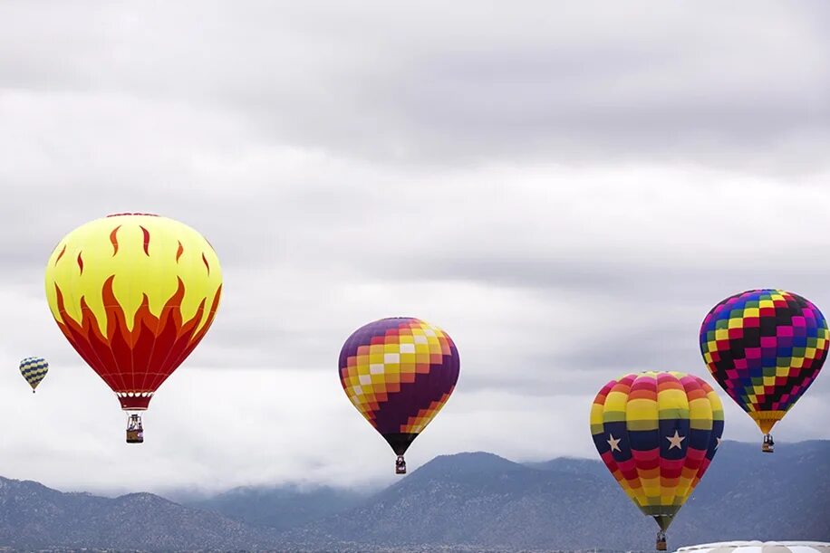 воздушный шар с корзиной. воздушный шар. воздушный шар с корзиной в небе. воздушный шар с корзиной. включи видео воздушный шар.