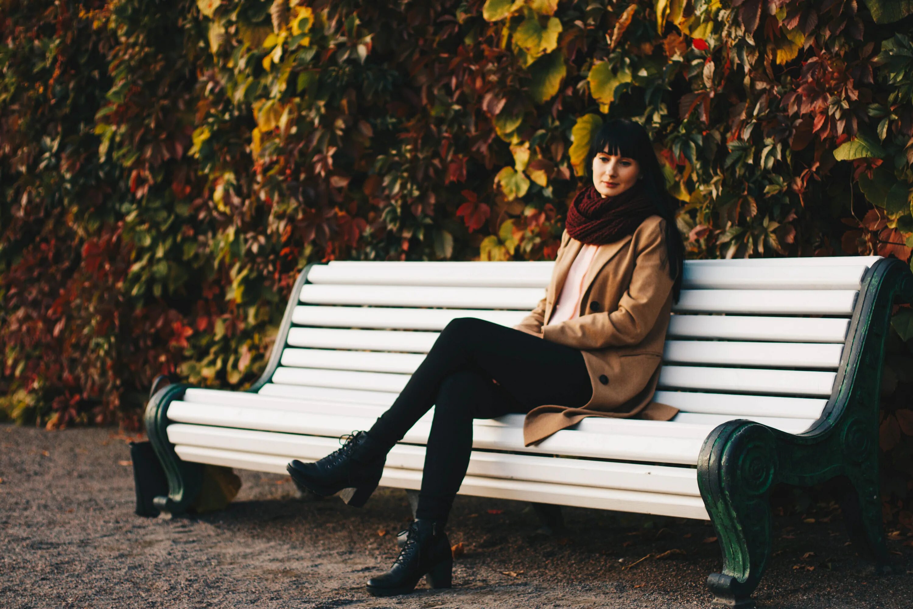Фотосессия с растениями. Фотосессия в платье на скамейке. Девушка на скамейке осенью. Картинки женщина сидит.