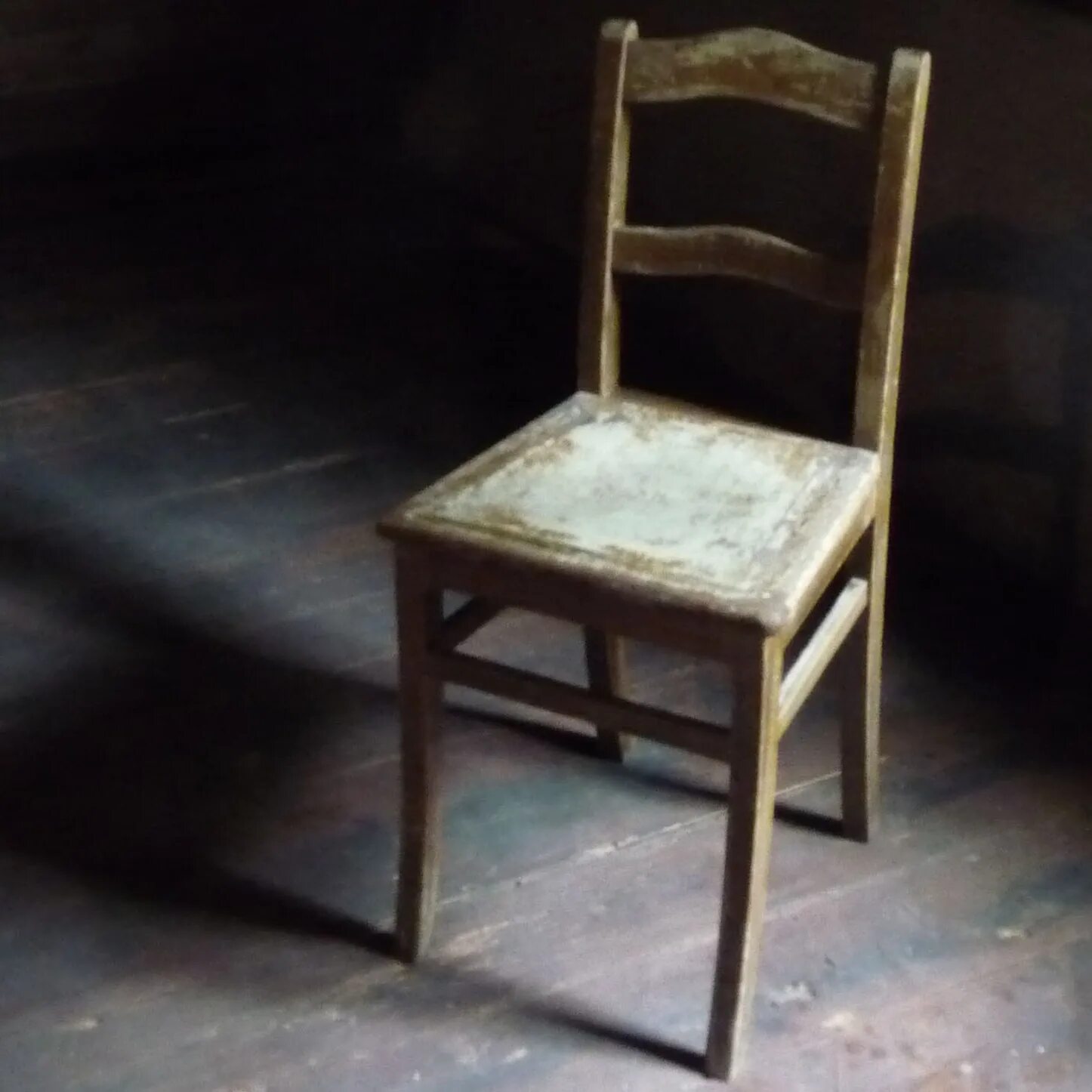 Сломанный табурет. Барто чудо на уроке стихотворение. Старый сломанный стул. Перевернутый стул. Стульчик большой и маленький.