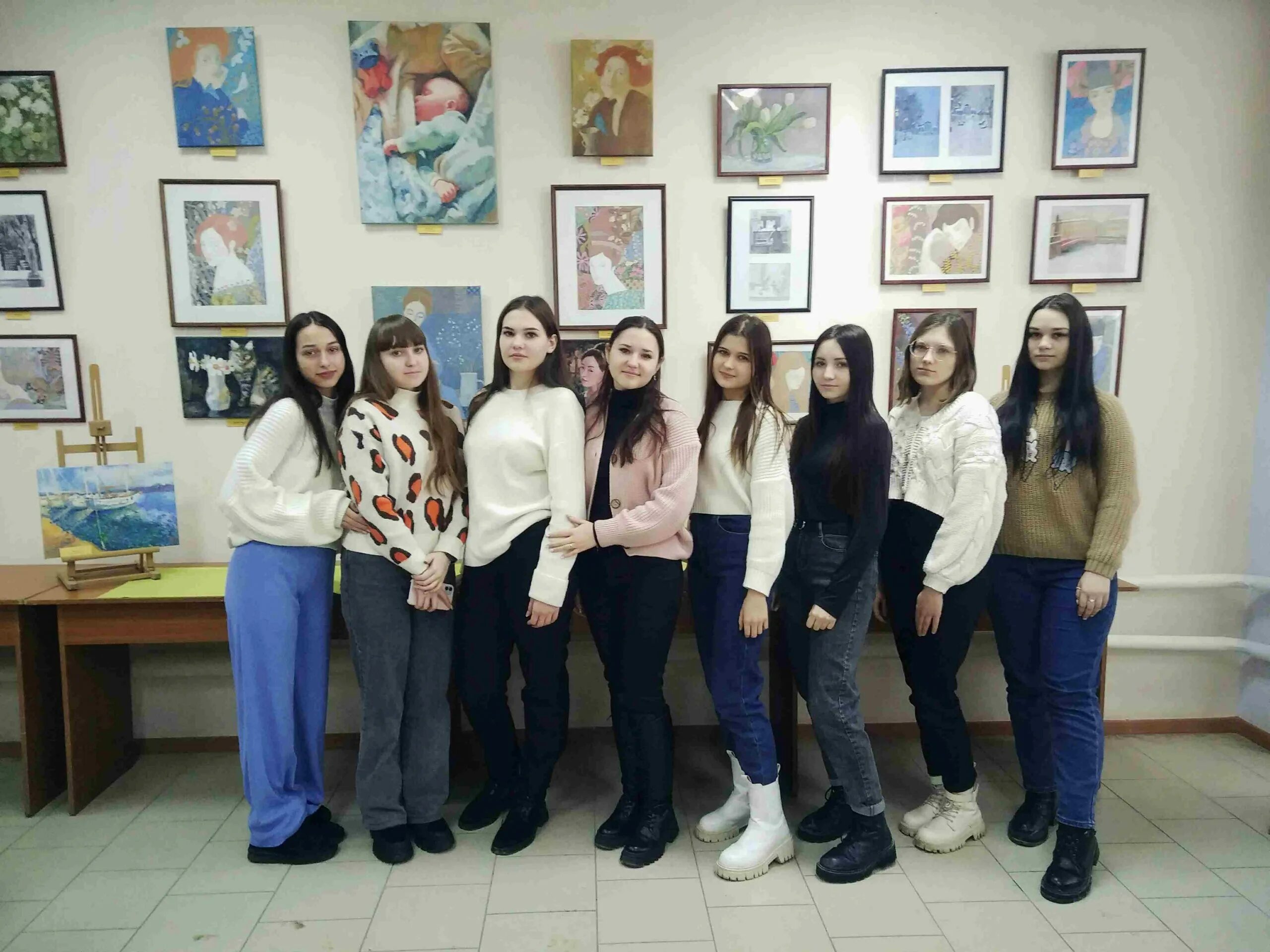 Студенты посетили выставку. Студенты посетили выставку
