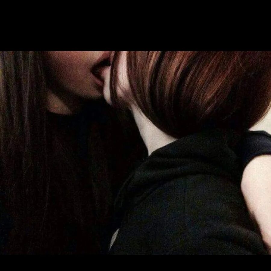 Лезби парень. Девушка целует девушку. Девушка с каре с парнем. Поцелуй двух девушек. Поцелуй Эстетика.