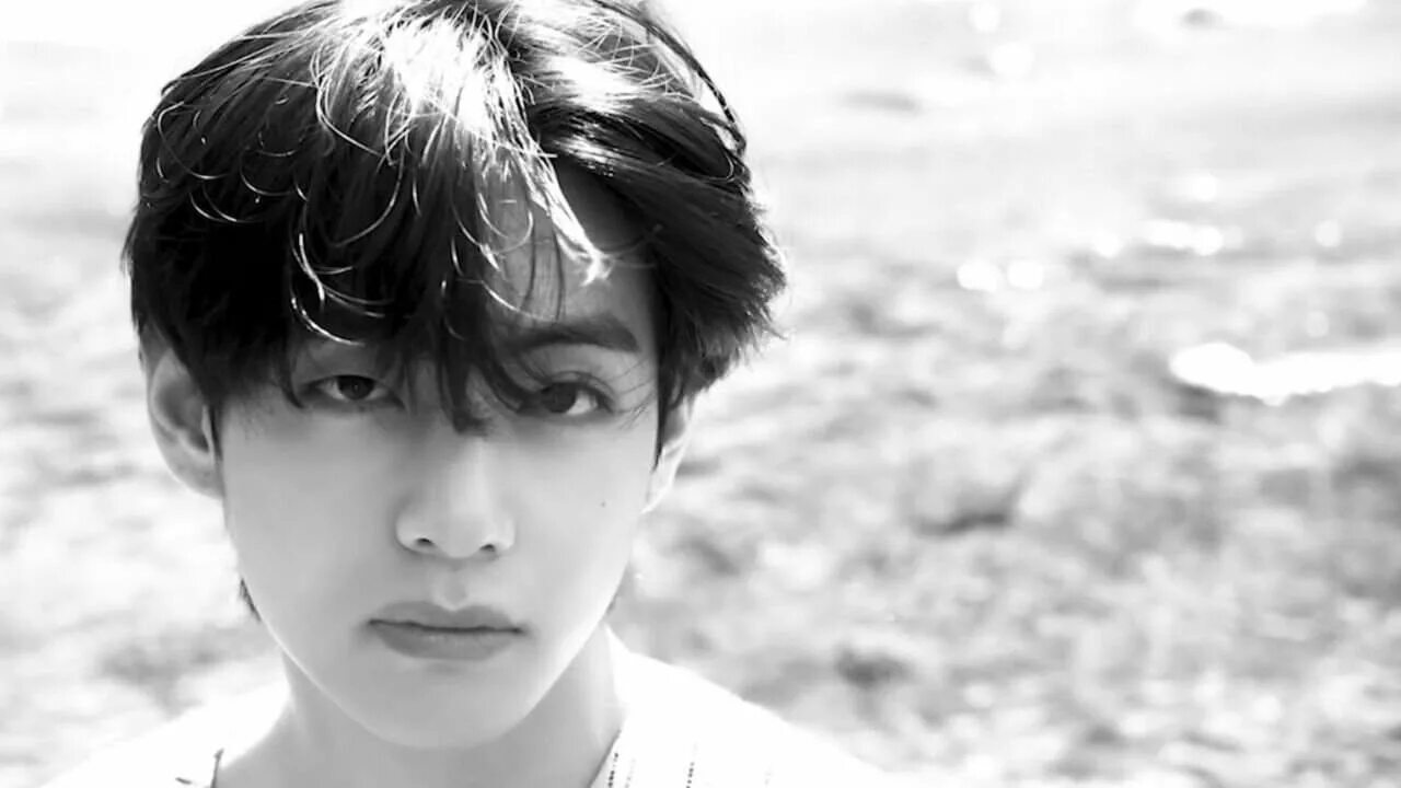 ким тэхен 2021. ким тэхён с щетиной. тэхён 2022. тэхен бтс черно белый. плейлист тэхена 2023.