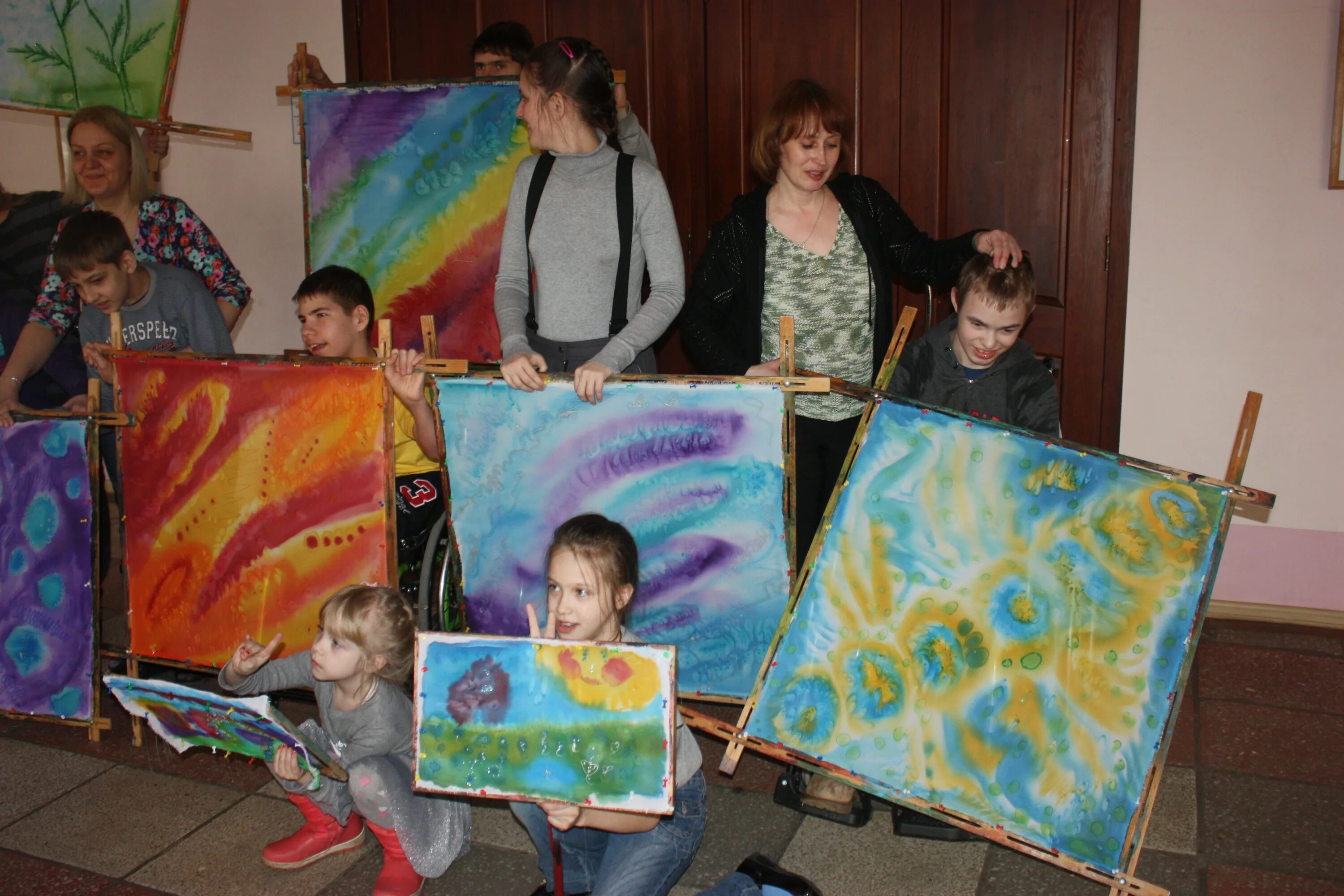 Художник за работой. Художник рисует. Профессия художник описание. Профессия художник. Детские профессии художник.