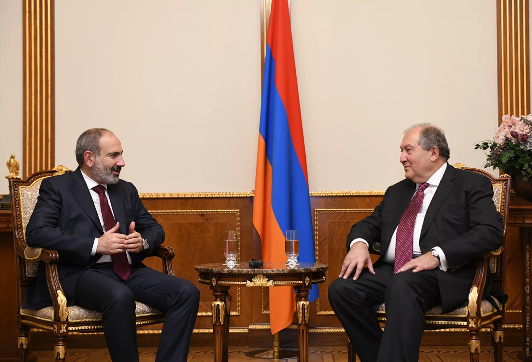 Пашинян поздравил. Пашинян и саркисян.