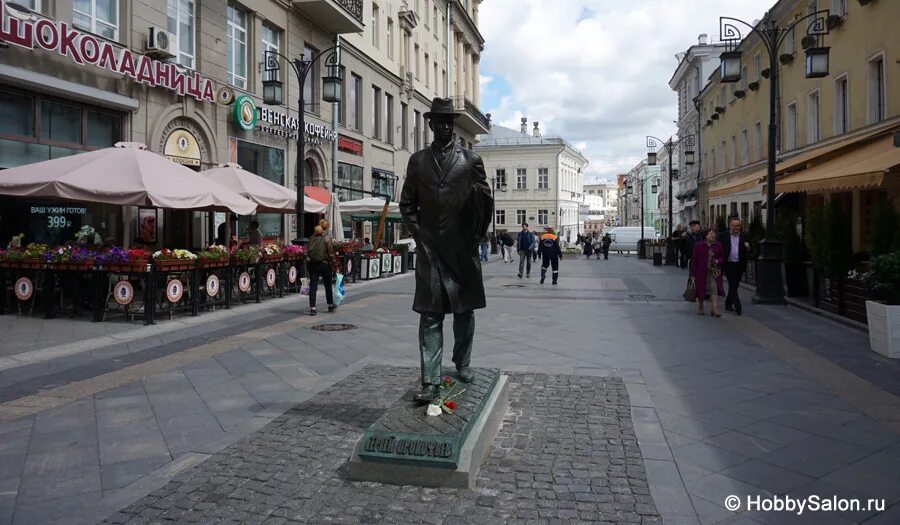 Камергерский переулок масленица. Прокофьев Камергерском переулке памятник. Памятник Сергею Прокофьеву в Камергерском переулке. Памятник Прокофьеву в Москве в Камергерском переулке. Камергерский переулок 6 музей Прокофьева.