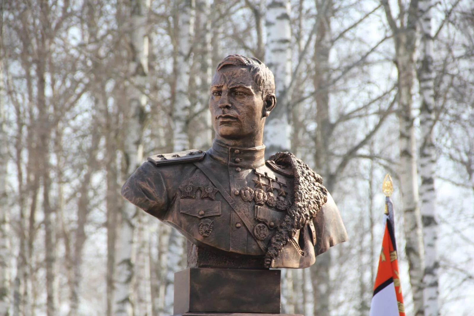 Памятник историческому деятелю в россии. Памятник Покрышкину. Памятник Покрышкина в Новосибирске. Новосибирск памятник Покрышкину памятник.