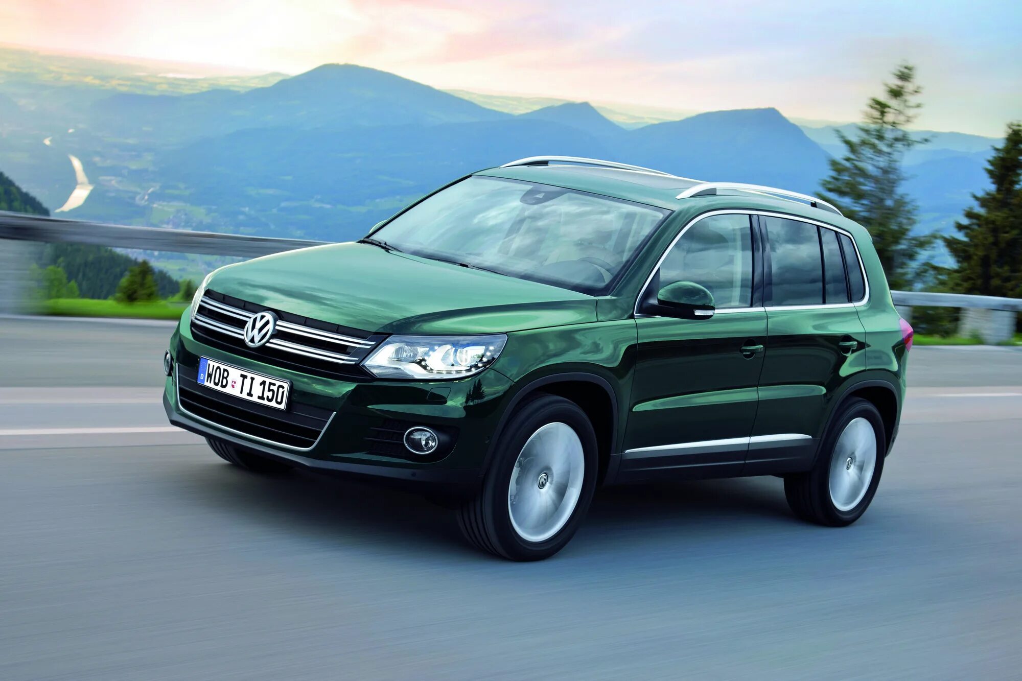 Тигуан лошади. Фольксваген тигуан новый 2011. зеленый vw tiguan 2. изумрудный тигуан фольксваген. фольксваген паркетник.