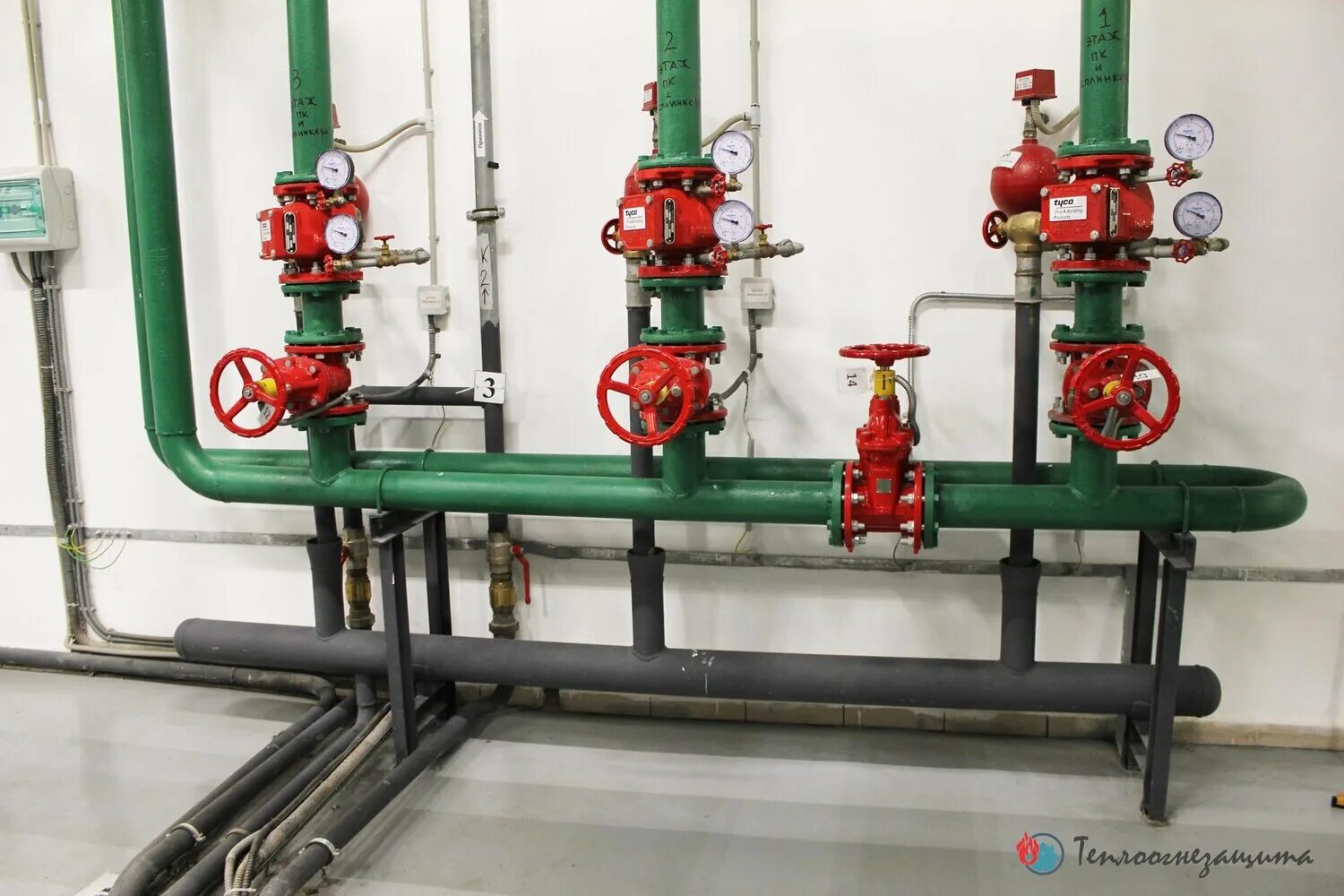 Водяное пожаротушение спринклерная система. Насосная станция спринклерного пожаротушения. Насосы повысители пожарные. Спринклерная система пожаротушения на полипропилене. Насосная станция для спринклерной системы пожаротушения.
