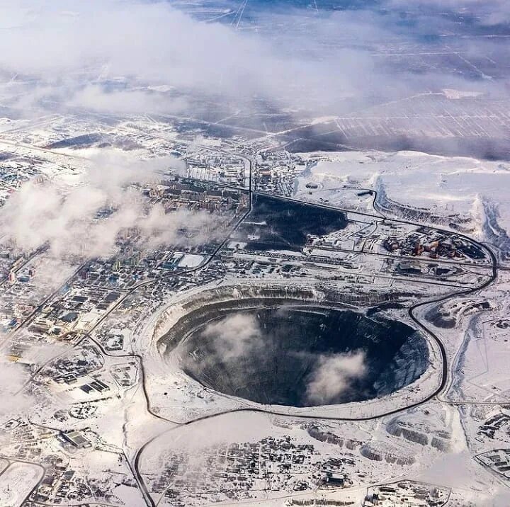 якутск поселок мирный. мирный якутия кимберлитовая трубка. карьер мирный якутия. саха якутия карьер. город мирный карьер.