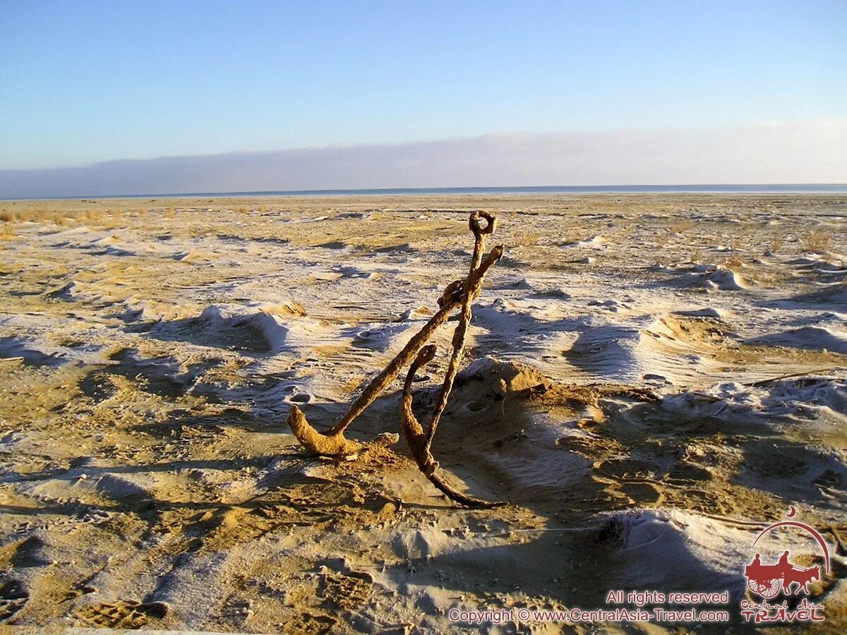Мелеющее море в средней азии. Высохшее аральское море. аральское море узбекистан. аральское море узбекистан амударья. берег аральского моря.