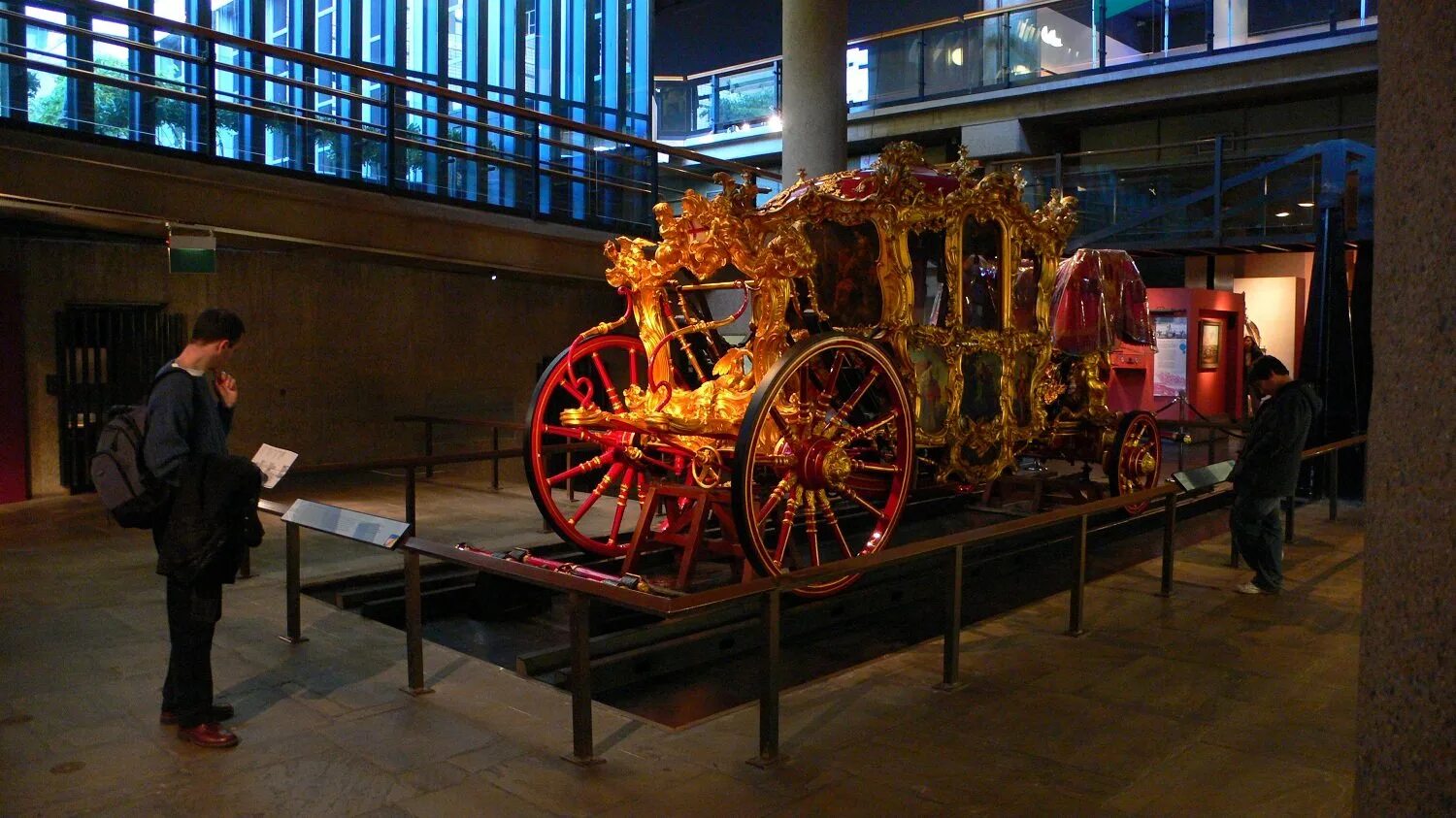 Какие музеи есть в лондоне. Музей Лондона Museum of London. Музей Лондона (Museum of London) история создания. Исторический музей Великобритании. Музей естествознания natural History Museum в Лондоне.