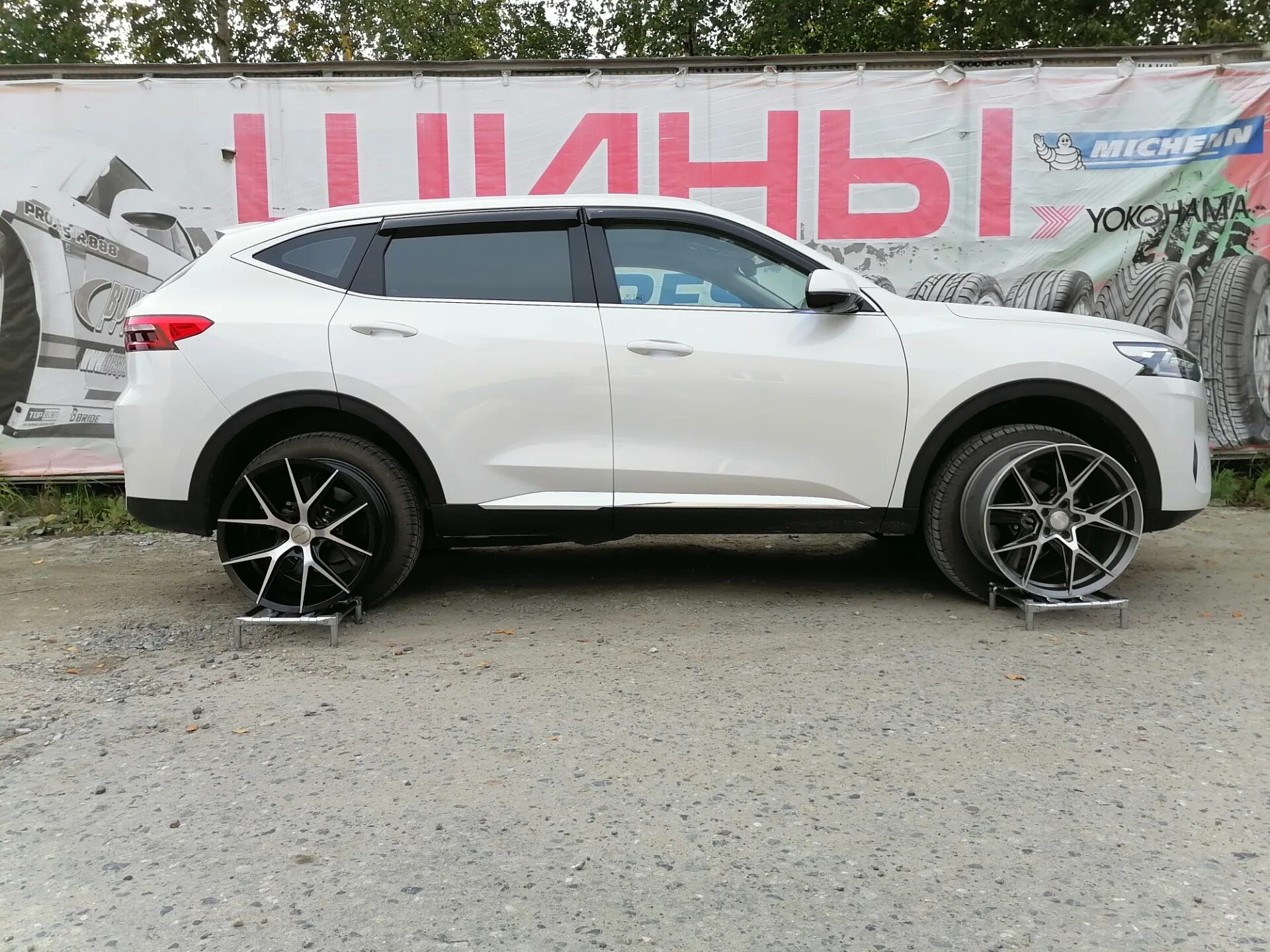 Ф7х тюнинг. Haval f7 диски r17. Haval f7 колеса r20. Haval f7x диски r20. Хавал ф7 на дисках r20.