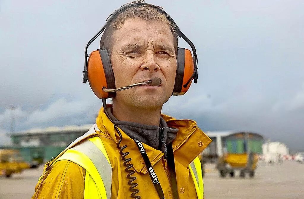 Night agent:i`m the savior. Тройной агент мем. Am agent. Am agent. Agent 2.