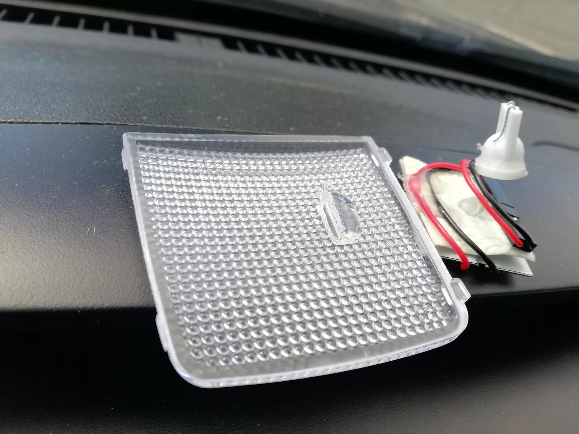 Лампы ближнего и дальнего света на лифан x60. Лифан x60 туманки. Лампочки на фары лифан х60. Лифан х60 лампы. Накладка на передний бампер лифан х60.