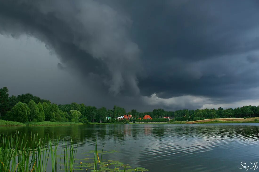 Перед дождем болит. Природа после грозы. Гроза над озером. Гроза на озере. Гроза на реке.