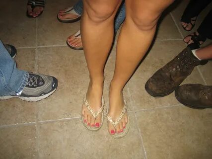 Candid feet havaianas videos - Best photos on youtubevanceds.net