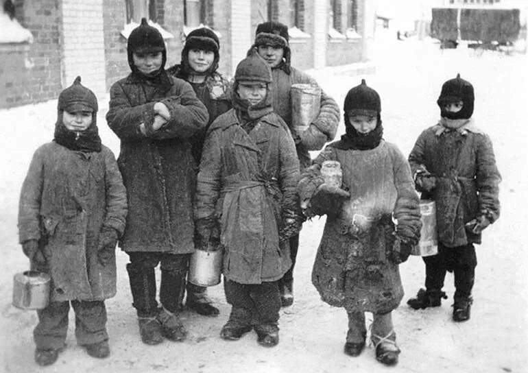 Дети блокадной зимы. Блокада ленинграда 1941-1945 дети. дети войны одежда. советские дети зимой. одежда детей 1941 года.