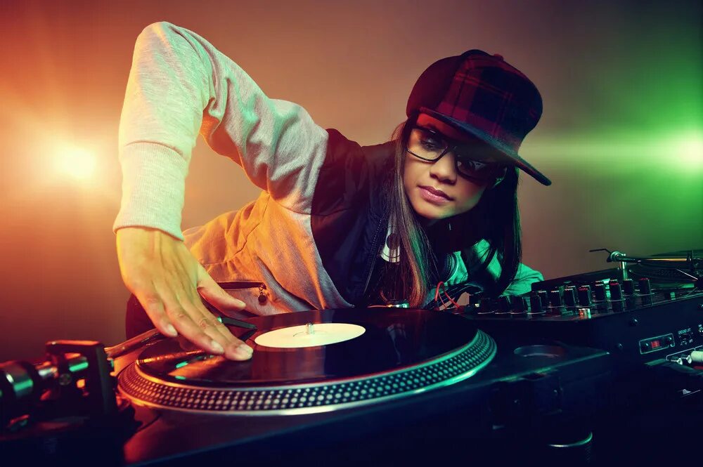 Hat dj. Диджей за пультом. Hat dj. Dj шлем. Шляпка диджея.